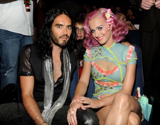Justin Bieber photobombs Russell Brand and Kart Perry
